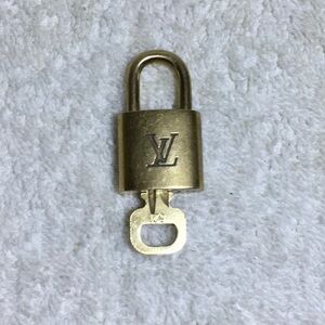 Louis Vuitton Brass '321' Padlock in Goldtone with Goldtone Key (|)